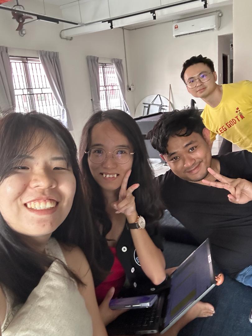 JJ, Hooi Peng, Asyraf and Steven at the villa before check out